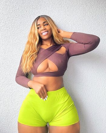 Deborah Olawovin, Mizsthicknesz