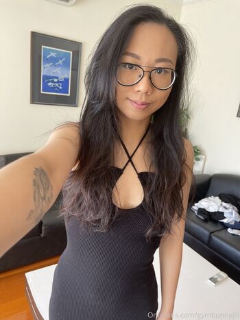 desk1er / jill_bunny