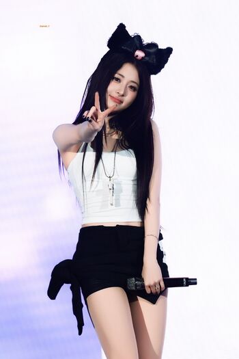 Huh Yunjin 허윤진