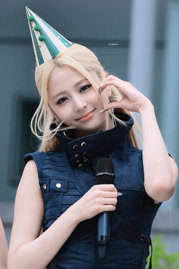 Huh Yunjin 허윤진