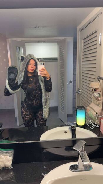 Kayla Manousselis / kaylamanousselis