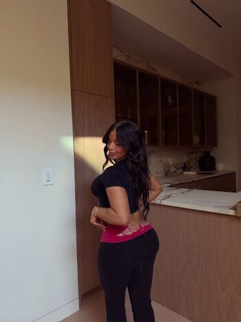 Kayla Manousselis / kaylamanousselis