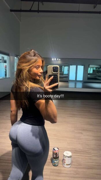 Kayla Manousselis / kaylamanousselis