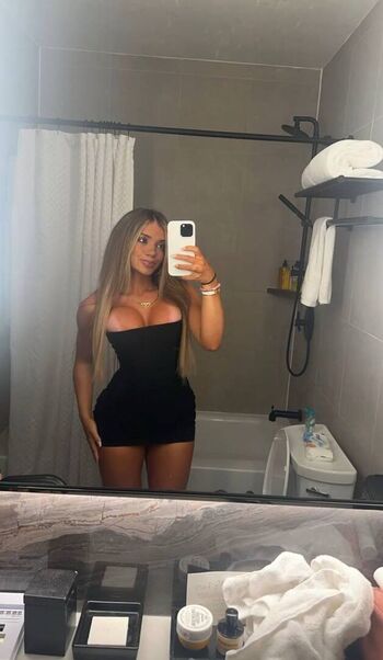 Kayla Manousselis / kaylamanousselis