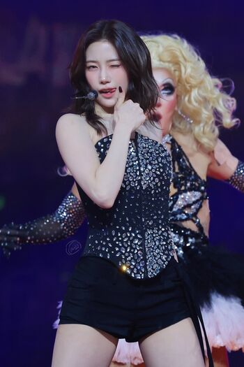 Kazuha Nakamura 中村 一葉 | LESSERAFIM