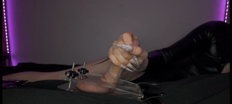 mistresslongnails