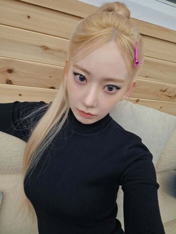 Sakura Miyawaki 宮脇 咲良