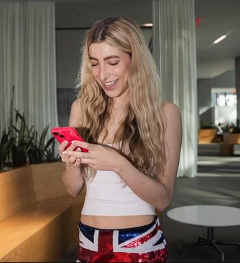 Tessa Belle Comedian